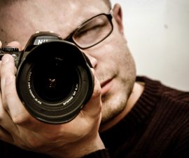kurs fotografii - nauczyciel z aparatem