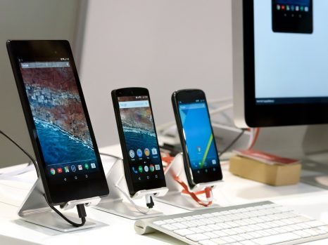 trzy smartfony stoją na biurky